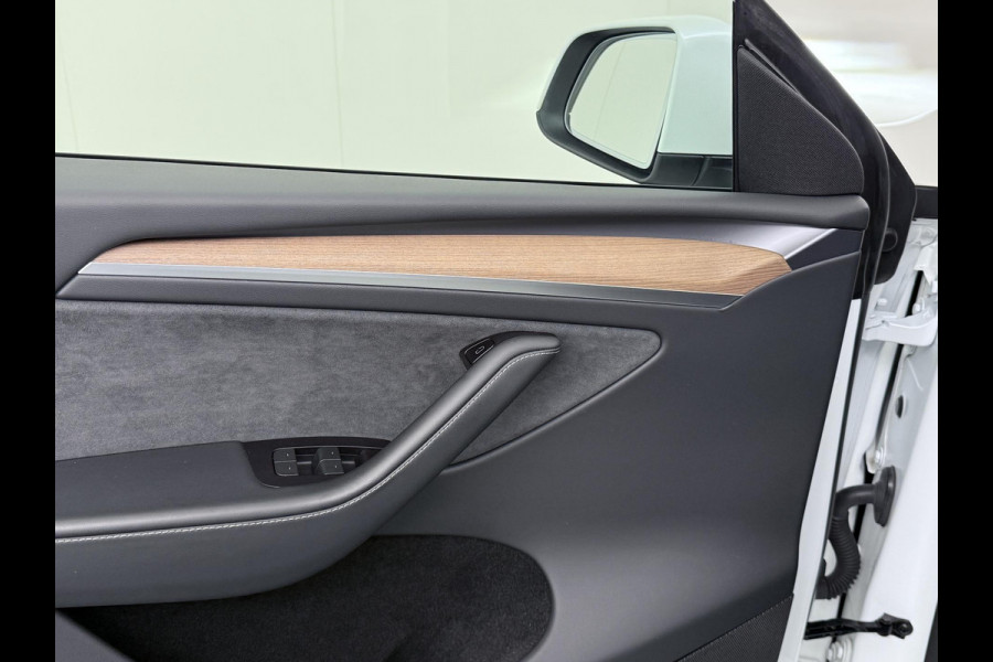 Tesla Model Y Long Range AWD 75 kWh AUTOPILOT| RIJKLAARPRIJS INCL. TESLA GARANTIE TOT 08-2026/80.000KM accu en aandrijflijn t/m 08-2030/192.000km Tesla Model Y Long Range AWD 75 kWh AUTOPILOT| RIJKLAARPRIJS INCL. TESLA GARANTIE TOT 08-2026/80.000KM accu en aandrijflijn t/m 08-2030/192.000km