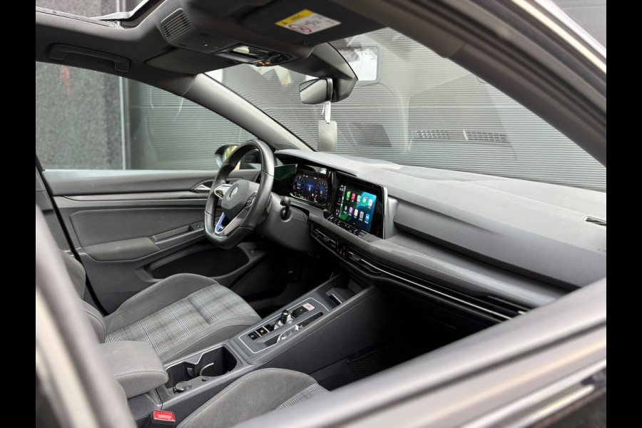 Volkswagen Golf 1.4 eHybrid GTE - Pano - Trekhaak - nieuwstaat