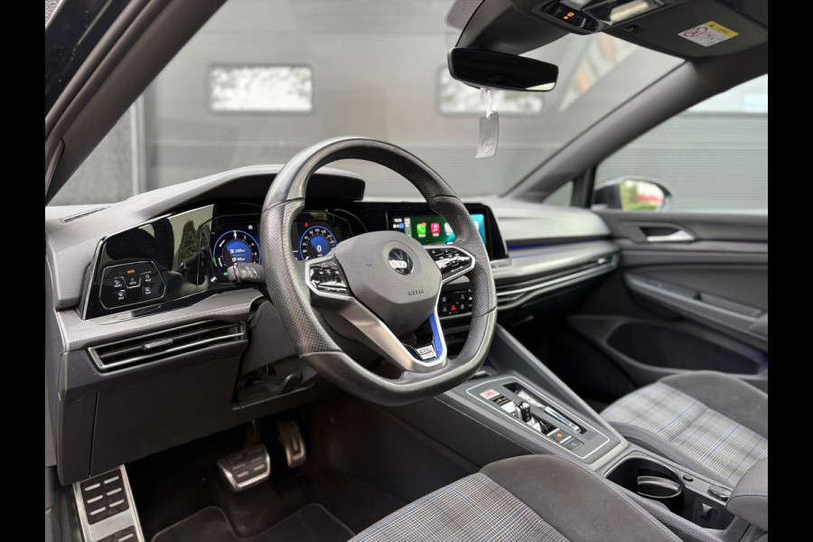 Volkswagen Golf 1.4 eHybrid GTE - Pano - Trekhaak - nieuwstaat