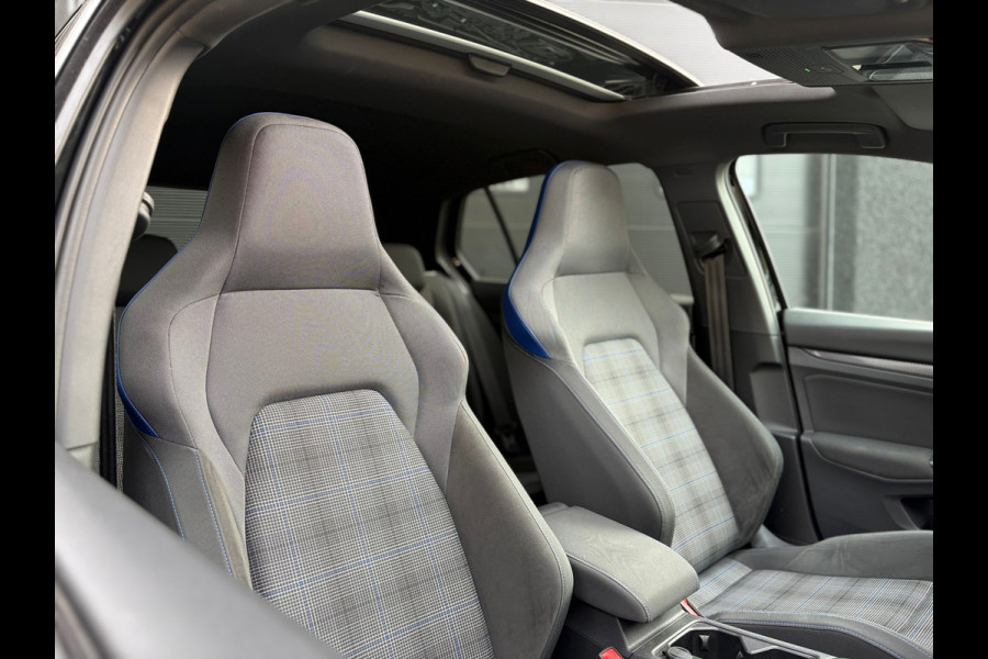 Volkswagen Golf 1.4 eHybrid GTE - Pano - Trekhaak - nieuwstaat