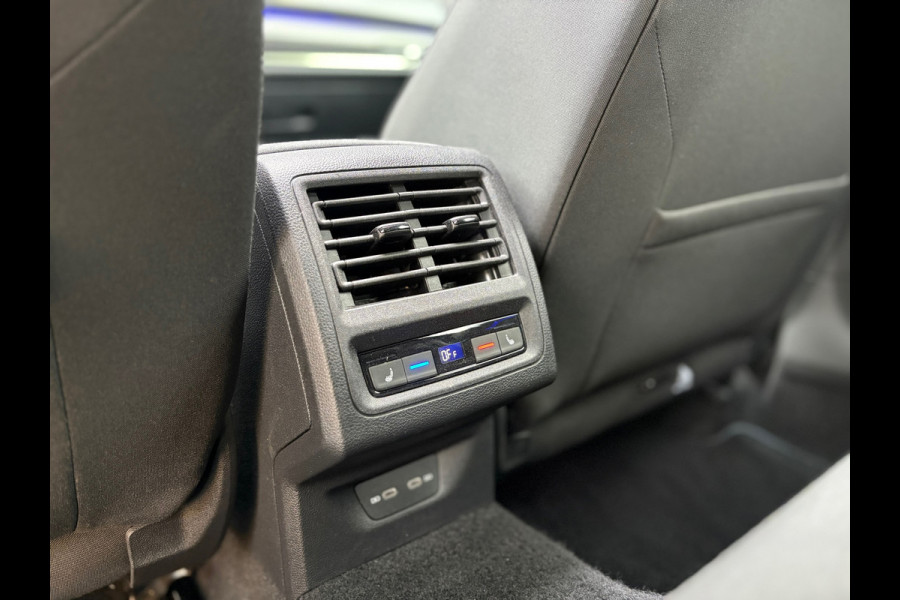 Volkswagen Golf 1.4 eHybrid GTE - Pano - Trekhaak - nieuwstaat