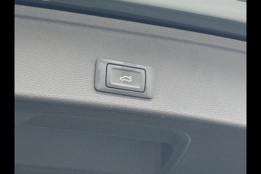 Audi A4 Avant 35 TFSI Sport S line black edition UNIEKE KLEUR| ELEK. TREKHAAK| ELEK. KLEP| S-LINE BINNEN- BUITEN | RIJKLAAR INCL. 12 MND BOVAG GARANTIE