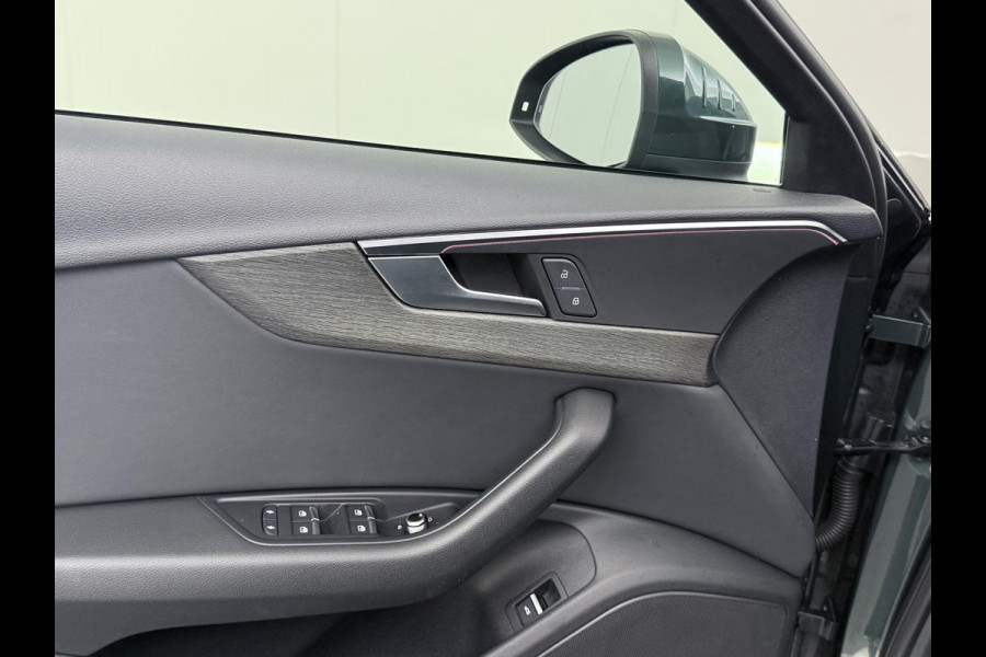 Audi A4 Avant 35 TFSI Sport S line black edition UNIEKE KLEUR| ELEK. TREKHAAK| ELEK. KLEP| S-LINE BINNEN- BUITEN | RIJKLAAR INCL. 12 MND BOVAG GARANTIE