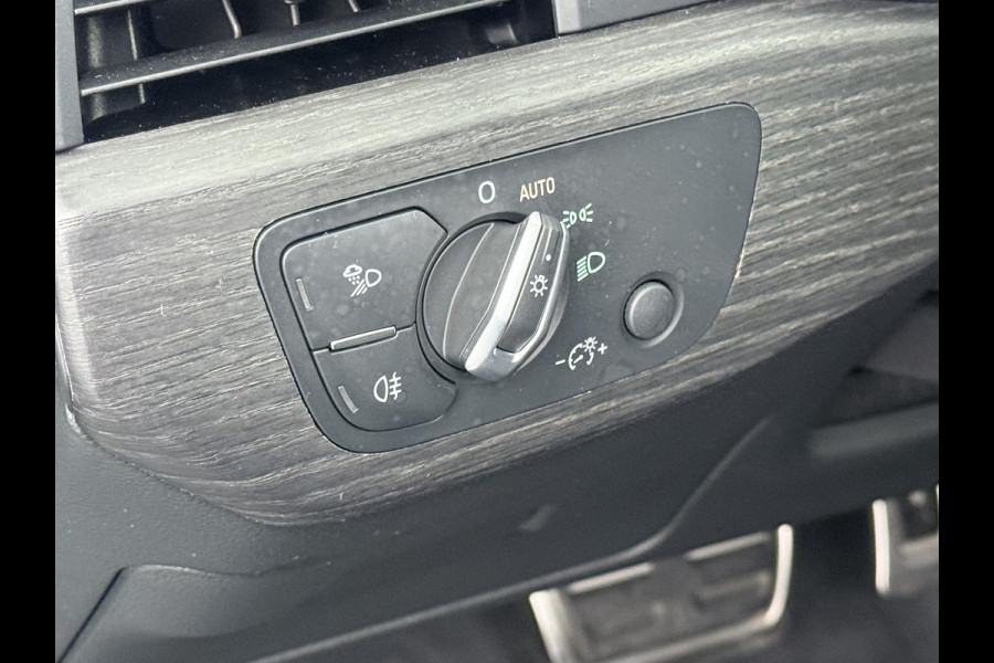 Audi A4 Avant 35 TFSI Sport S line black edition UNIEKE KLEUR| ELEK. TREKHAAK| ELEK. KLEP| S-LINE BINNEN- BUITEN | RIJKLAAR INCL. 12 MND BOVAG GARANTIE