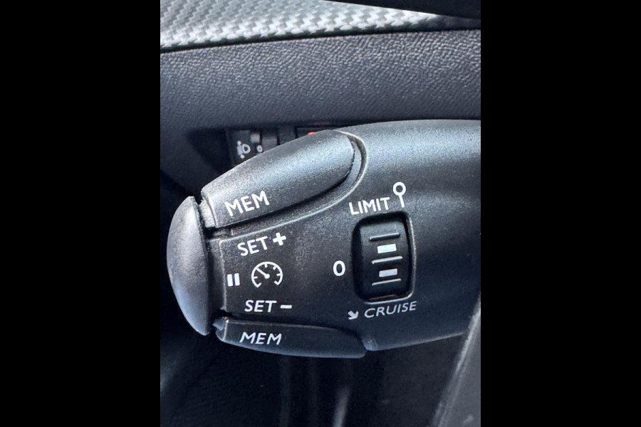 Peugeot 2008 1.2 PureTech Allure 131PK - Navigatie I LED/PDC I Achteruitrij camera I Airco I Sport velgen I Dealer onderhouden