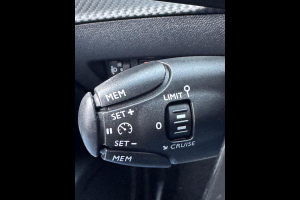 Peugeot 2008 1.2 PureTech Allure 131PK - Navigatie I LED/PDC I Achteruitrij camera I Airco I Sport velgen I Dealer onderhouden