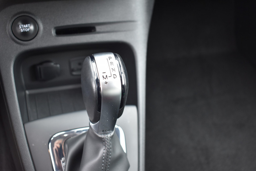 Renault Captur 1.2 TCe Initiale Paris Automaat leer Navi 13000 km Hoge instap Renault Captur 1.2 TCe Initiale Paris Automaat leer Navi 13000 km Hoge instap