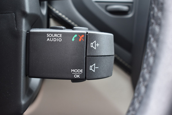 Renault Captur 1.2 TCe Initiale Paris Automaat leer Navi 13000 km Hoge instap Renault Captur 1.2 TCe Initiale Paris Automaat leer Navi 13000 km Hoge instap