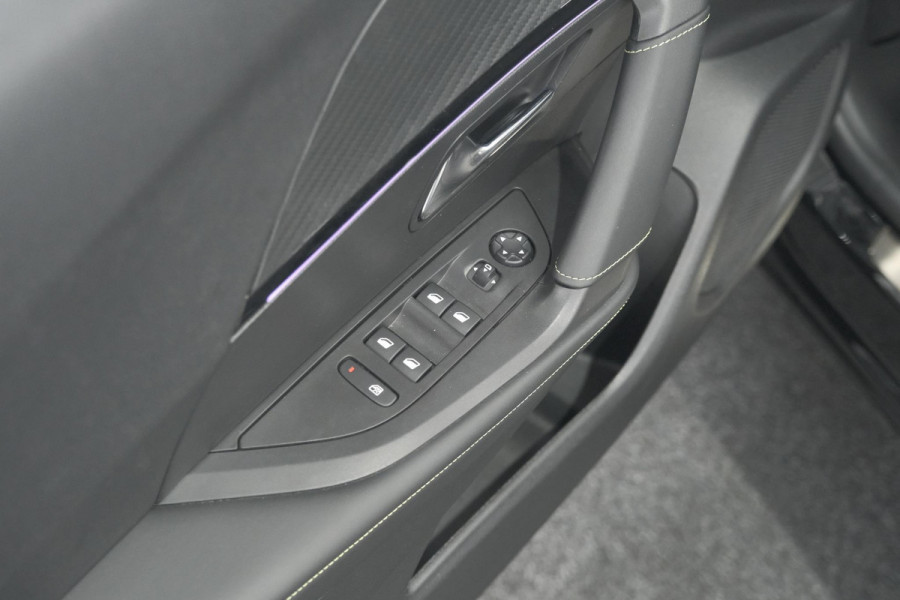 Peugeot 2008 PureTech 130 EAT8 GT | Camera | Apple Carplay | Parkeersensoren | 3D Display | Draadloos Telefoon Oplader