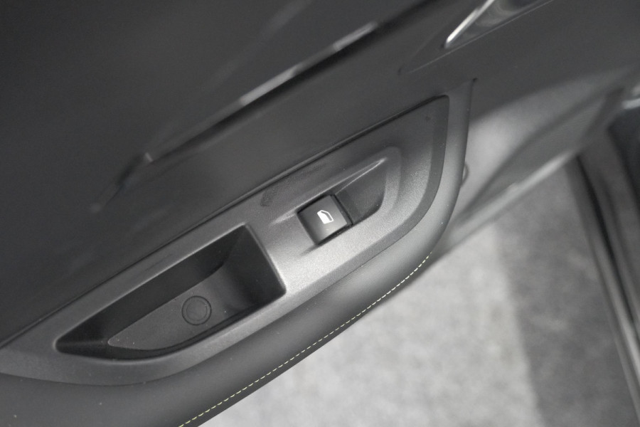 Peugeot 2008 PureTech 130 EAT8 GT | Camera | Apple Carplay | Parkeersensoren | 3D Display | Draadloos Telefoon Oplader