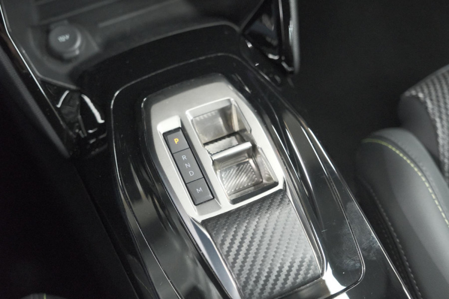 Peugeot 2008 PureTech 130 EAT8 GT | Camera | Apple Carplay | Parkeersensoren | 3D Display | Draadloos Telefoon Oplader