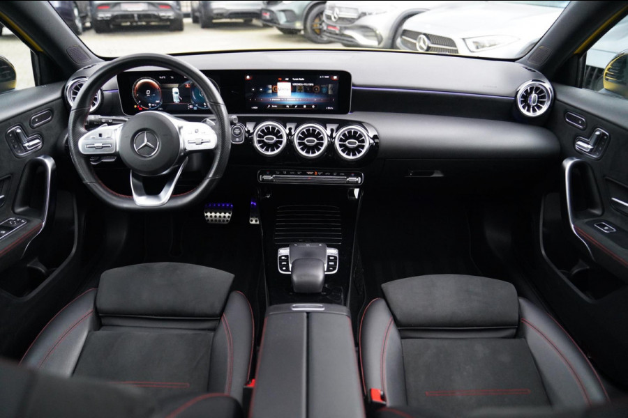 Mercedes-Benz A-Klasse 180 Premium Plus | AMG Pakket | Panorama | Leder/alcantara | Elektrisch verstelbare voorstoelen | LED | CAM Mercedes-Benz A-Klasse 180 Premium Plus | AMG Pakket | Panorama | Leder/alcantara | Elektrisch verstelbare voorstoelen | LED | CAM