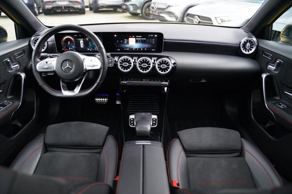 Mercedes-Benz A-Klasse 180 Premium Plus | AMG Pakket | Panorama | Leder/alcantara | Elektrisch verstelbare voorstoelen | LED | CAM Mercedes-Benz A-Klasse 180 Premium Plus | AMG Pakket | Panorama | Leder/alcantara | Elektrisch verstelbare voorstoelen | LED | CAM