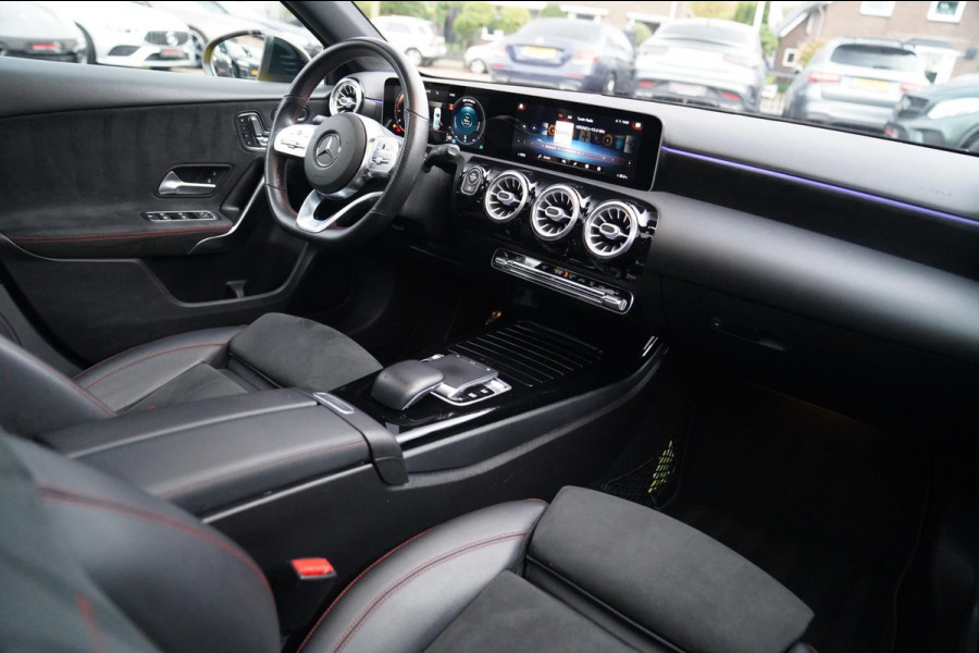 Mercedes-Benz A-Klasse 180 Premium Plus | AMG Pakket | Panorama | Leder/alcantara | Elektrisch verstelbare voorstoelen | LED | CAM Mercedes-Benz A-Klasse 180 Premium Plus | AMG Pakket | Panorama | Leder/alcantara | Elektrisch verstelbare voorstoelen | LED | CAM