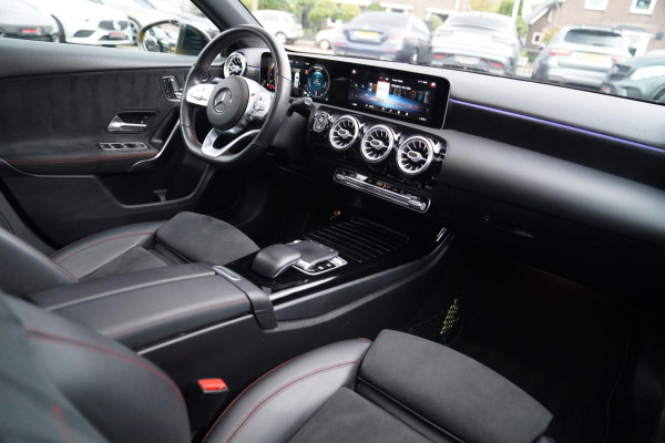 Mercedes-Benz A-Klasse 180 Premium Plus | AMG Pakket | Panorama | Leder/alcantara | Elektrisch verstelbare voorstoelen | LED | CAM Mercedes-Benz A-Klasse 180 Premium Plus | AMG Pakket | Panorama | Leder/alcantara | Elektrisch verstelbare voorstoelen | LED | CAM
