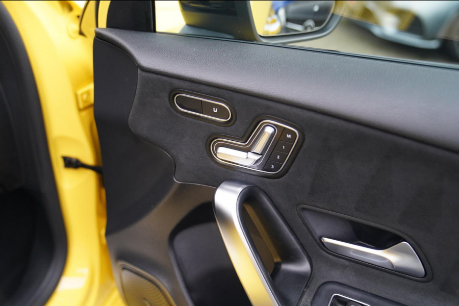 Mercedes-Benz A-Klasse 180 Premium Plus | AMG Pakket | Panorama | Leder/alcantara | Elektrisch verstelbare voorstoelen | LED | CAM Mercedes-Benz A-Klasse 180 Premium Plus | AMG Pakket | Panorama | Leder/alcantara | Elektrisch verstelbare voorstoelen | LED | CAM