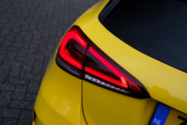 Mercedes-Benz A-Klasse 180 Premium Plus | AMG Pakket | Panorama | Leder/alcantara | Elektrisch verstelbare voorstoelen | LED | CAM Mercedes-Benz A-Klasse 180 Premium Plus | AMG Pakket | Panorama | Leder/alcantara | Elektrisch verstelbare voorstoelen | LED | CAM