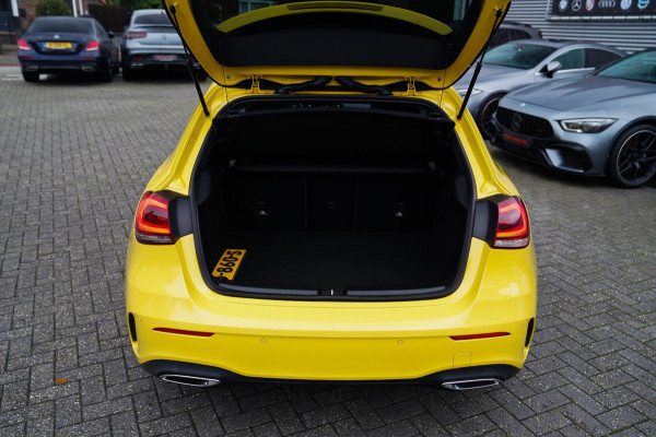 Mercedes-Benz A-Klasse 180 Premium Plus | AMG Pakket | Panorama | Leder/alcantara | Elektrisch verstelbare voorstoelen | LED | CAM Mercedes-Benz A-Klasse 180 Premium Plus | AMG Pakket | Panorama | Leder/alcantara | Elektrisch verstelbare voorstoelen | LED | CAM