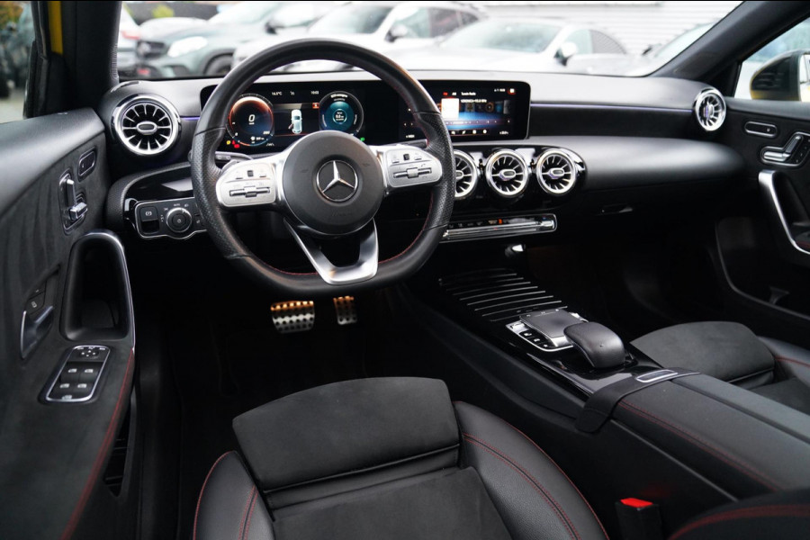 Mercedes-Benz A-Klasse 180 Premium Plus | AMG Pakket | Panorama | Leder/alcantara | Elektrisch verstelbare voorstoelen | LED | CAM Mercedes-Benz A-Klasse 180 Premium Plus | AMG Pakket | Panorama | Leder/alcantara | Elektrisch verstelbare voorstoelen | LED | CAM