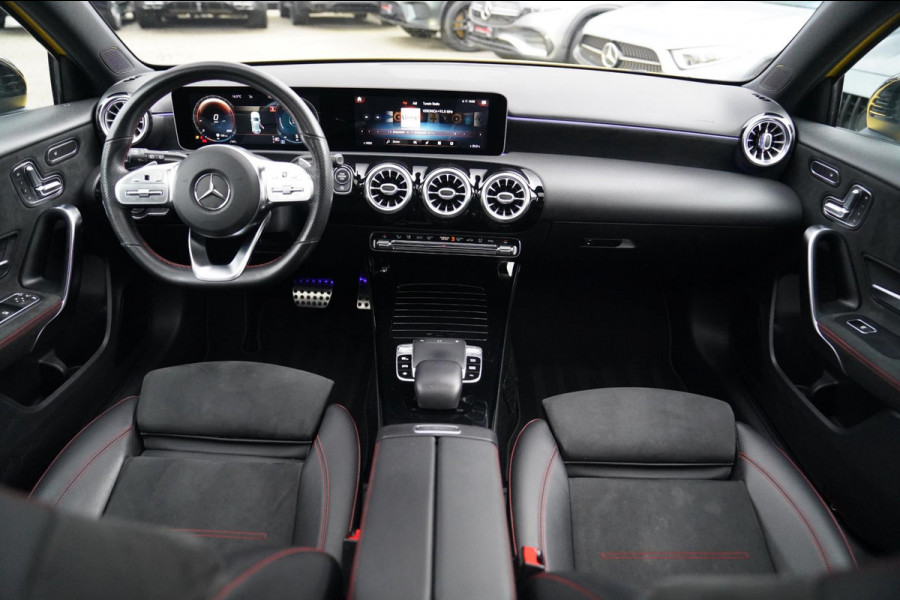 Mercedes-Benz A-Klasse 180 Premium Plus | AMG Pakket | Panorama | Leder/alcantara | Elektrisch verstelbare voorstoelen | LED | CAM Mercedes-Benz A-Klasse 180 Premium Plus | AMG Pakket | Panorama | Leder/alcantara | Elektrisch verstelbare voorstoelen | LED | CAM