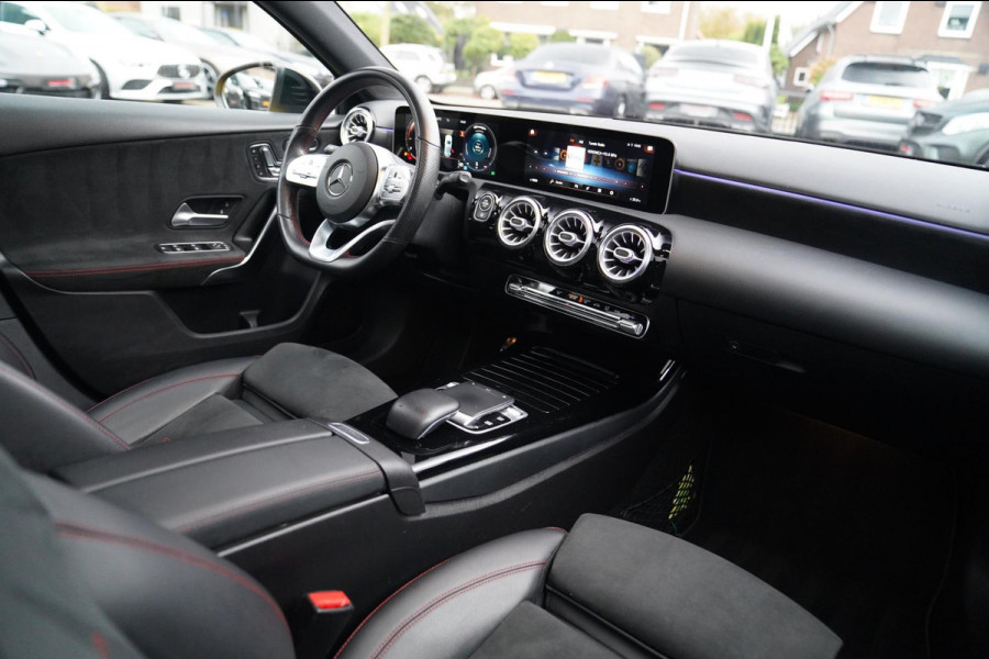 Mercedes-Benz A-Klasse 180 Premium Plus | AMG Pakket | Panorama | Leder/alcantara | Elektrisch verstelbare voorstoelen | LED | CAM Mercedes-Benz A-Klasse 180 Premium Plus | AMG Pakket | Panorama | Leder/alcantara | Elektrisch verstelbare voorstoelen | LED | CAM