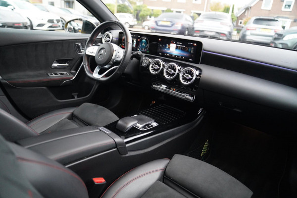 Mercedes-Benz A-Klasse 180 Premium Plus | AMG Pakket | Panorama | Leder/alcantara | Elektrisch verstelbare voorstoelen | LED | CAM Mercedes-Benz A-Klasse 180 Premium Plus | AMG Pakket | Panorama | Leder/alcantara | Elektrisch verstelbare voorstoelen | LED | CAM