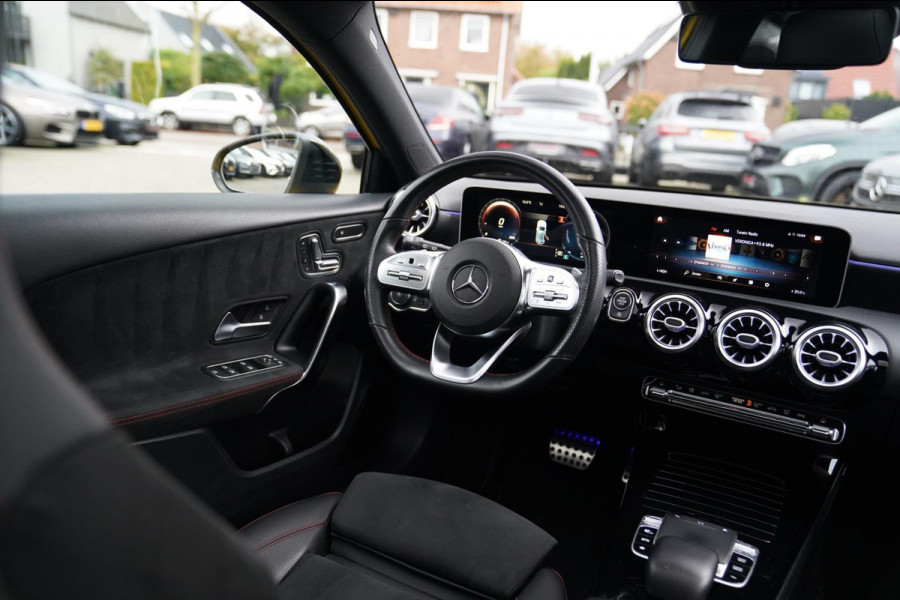 Mercedes-Benz A-Klasse 180 Premium Plus | AMG Pakket | Panorama | Leder/alcantara | Elektrisch verstelbare voorstoelen | LED | CAM Mercedes-Benz A-Klasse 180 Premium Plus | AMG Pakket | Panorama | Leder/alcantara | Elektrisch verstelbare voorstoelen | LED | CAM