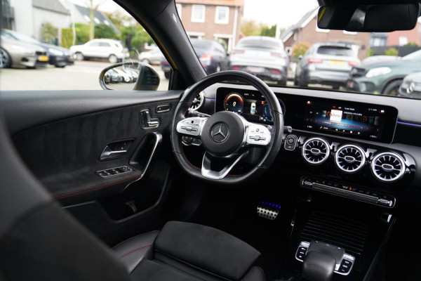 Mercedes-Benz A-Klasse 180 Premium Plus | AMG Pakket | Panorama | Leder/alcantara | Elektrisch verstelbare voorstoelen | LED | CAM Mercedes-Benz A-Klasse 180 Premium Plus | AMG Pakket | Panorama | Leder/alcantara | Elektrisch verstelbare voorstoelen | LED | CAM