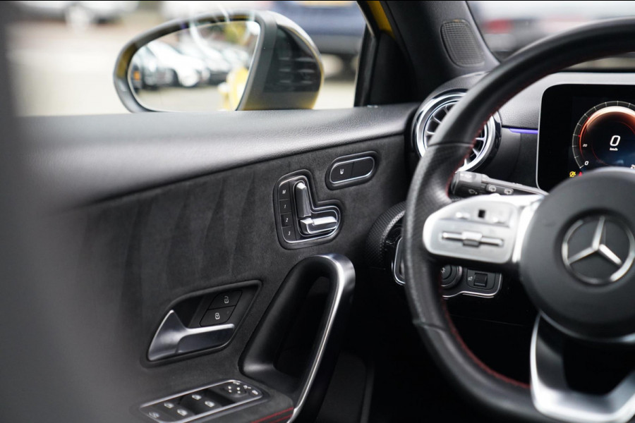 Mercedes-Benz A-Klasse 180 Premium Plus | AMG Pakket | Panorama | Leder/alcantara | Elektrisch verstelbare voorstoelen | LED | CAM Mercedes-Benz A-Klasse 180 Premium Plus | AMG Pakket | Panorama | Leder/alcantara | Elektrisch verstelbare voorstoelen | LED | CAM