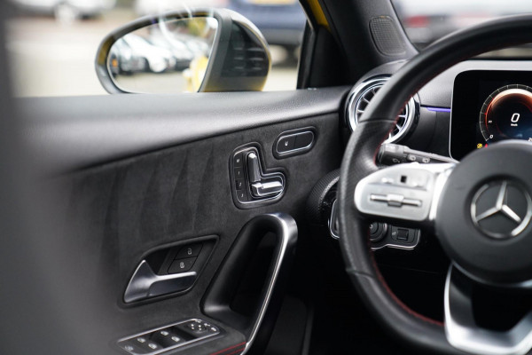 Mercedes-Benz A-Klasse 180 Premium Plus | AMG Pakket | Panorama | Leder/alcantara | Elektrisch verstelbare voorstoelen | LED | CAM Mercedes-Benz A-Klasse 180 Premium Plus | AMG Pakket | Panorama | Leder/alcantara | Elektrisch verstelbare voorstoelen | LED | CAM