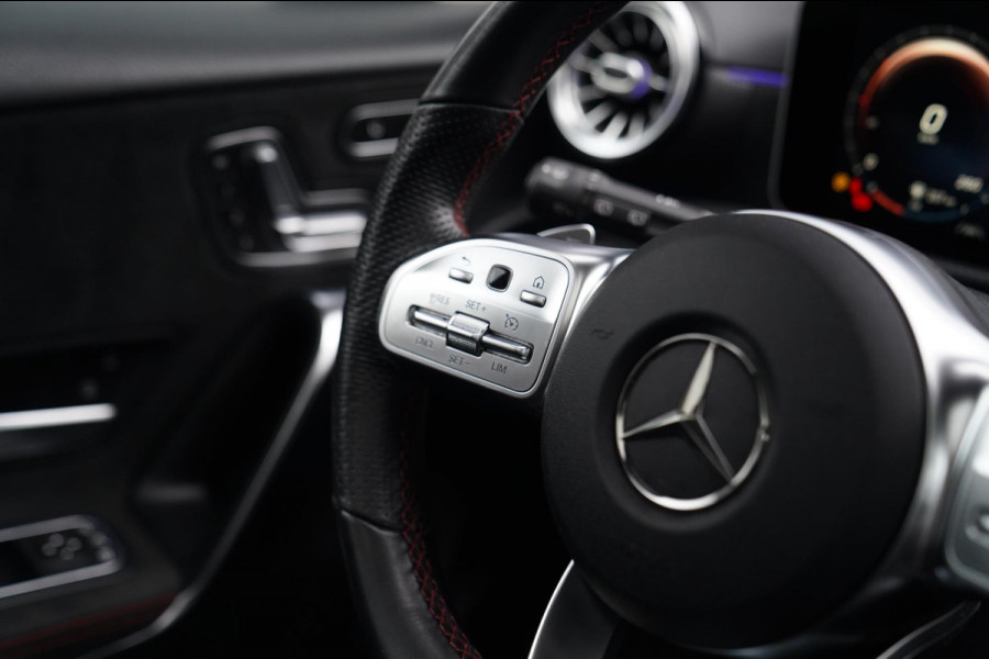 Mercedes-Benz A-Klasse 180 Premium Plus | AMG Pakket | Panorama | Leder/alcantara | Elektrisch verstelbare voorstoelen | LED | CAM Mercedes-Benz A-Klasse 180 Premium Plus | AMG Pakket | Panorama | Leder/alcantara | Elektrisch verstelbare voorstoelen | LED | CAM