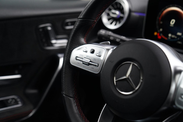 Mercedes-Benz A-Klasse 180 Premium Plus | AMG Pakket | Panorama | Leder/alcantara | Elektrisch verstelbare voorstoelen | LED | CAM Mercedes-Benz A-Klasse 180 Premium Plus | AMG Pakket | Panorama | Leder/alcantara | Elektrisch verstelbare voorstoelen | LED | CAM