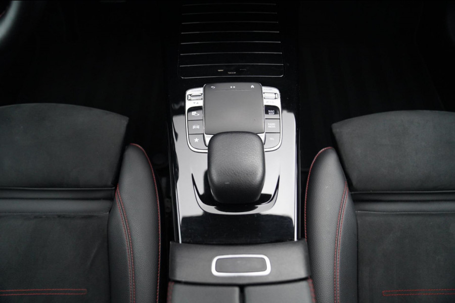 Mercedes-Benz A-Klasse 180 Premium Plus | AMG Pakket | Panorama | Leder/alcantara | Elektrisch verstelbare voorstoelen | LED | CAM Mercedes-Benz A-Klasse 180 Premium Plus | AMG Pakket | Panorama | Leder/alcantara | Elektrisch verstelbare voorstoelen | LED | CAM