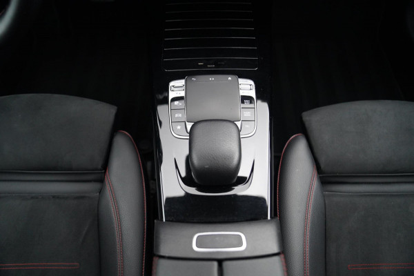 Mercedes-Benz A-Klasse 180 Premium Plus | AMG Pakket | Panorama | Leder/alcantara | Elektrisch verstelbare voorstoelen | LED | CAM Mercedes-Benz A-Klasse 180 Premium Plus | AMG Pakket | Panorama | Leder/alcantara | Elektrisch verstelbare voorstoelen | LED | CAM