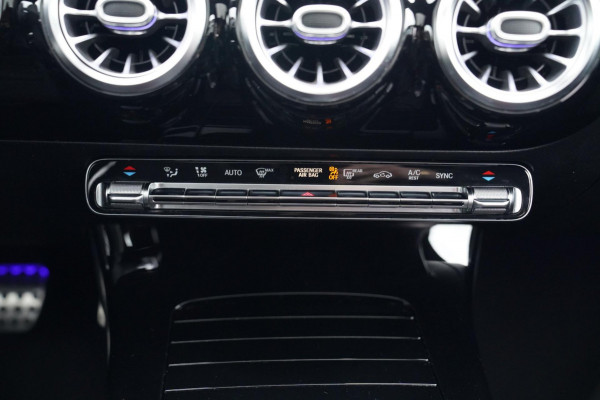 Mercedes-Benz A-Klasse 180 Premium Plus | AMG Pakket | Panorama | Leder/alcantara | Elektrisch verstelbare voorstoelen | LED | CAM Mercedes-Benz A-Klasse 180 Premium Plus | AMG Pakket | Panorama | Leder/alcantara | Elektrisch verstelbare voorstoelen | LED | CAM