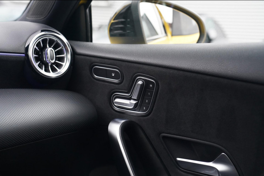 Mercedes-Benz A-Klasse 180 Premium Plus | AMG Pakket | Panorama | Leder/alcantara | Elektrisch verstelbare voorstoelen | LED | CAM Mercedes-Benz A-Klasse 180 Premium Plus | AMG Pakket | Panorama | Leder/alcantara | Elektrisch verstelbare voorstoelen | LED | CAM