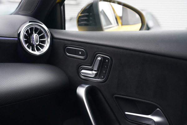 Mercedes-Benz A-Klasse 180 Premium Plus | AMG Pakket | Panorama | Leder/alcantara | Elektrisch verstelbare voorstoelen | LED | CAM Mercedes-Benz A-Klasse 180 Premium Plus | AMG Pakket | Panorama | Leder/alcantara | Elektrisch verstelbare voorstoelen | LED | CAM