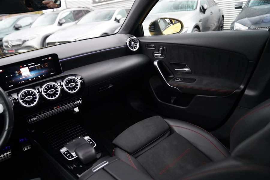 Mercedes-Benz A-Klasse 180 Premium Plus | AMG Pakket | Panorama | Leder/alcantara | Elektrisch verstelbare voorstoelen | LED | CAM Mercedes-Benz A-Klasse 180 Premium Plus | AMG Pakket | Panorama | Leder/alcantara | Elektrisch verstelbare voorstoelen | LED | CAM