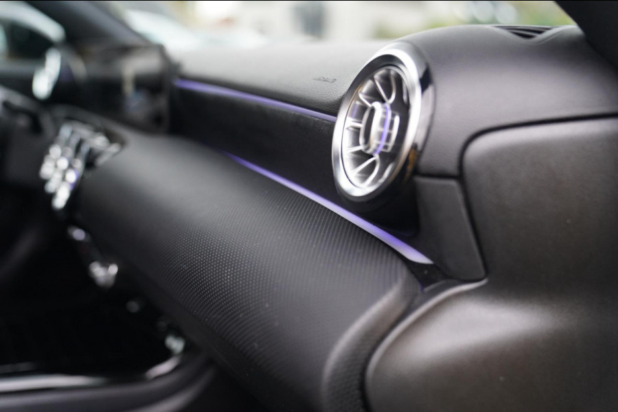 Mercedes-Benz A-Klasse 180 Premium Plus | AMG Pakket | Panorama | Leder/alcantara | Elektrisch verstelbare voorstoelen | LED | CAM Mercedes-Benz A-Klasse 180 Premium Plus | AMG Pakket | Panorama | Leder/alcantara | Elektrisch verstelbare voorstoelen | LED | CAM