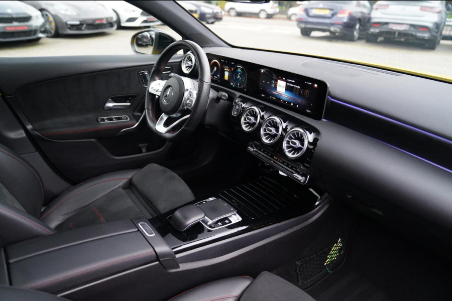 Mercedes-Benz A-Klasse 180 Premium Plus | AMG Pakket | Panorama | Leder/alcantara | Elektrisch verstelbare voorstoelen | LED | CAM Mercedes-Benz A-Klasse 180 Premium Plus | AMG Pakket | Panorama | Leder/alcantara | Elektrisch verstelbare voorstoelen | LED | CAM