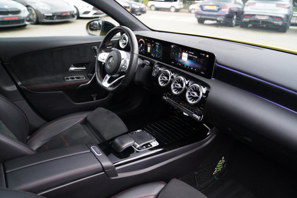 Mercedes-Benz A-Klasse 180 Premium Plus | AMG Pakket | Panorama | Leder/alcantara | Elektrisch verstelbare voorstoelen | LED | CAM Mercedes-Benz A-Klasse 180 Premium Plus | AMG Pakket | Panorama | Leder/alcantara | Elektrisch verstelbare voorstoelen | LED | CAM