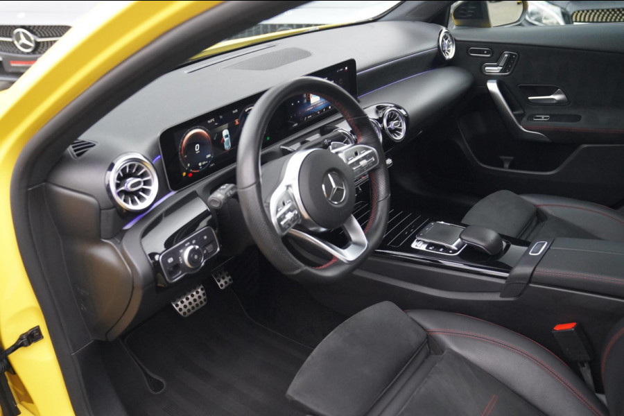 Mercedes-Benz A-Klasse 180 Premium Plus | AMG Pakket | Panorama | Leder/alcantara | Elektrisch verstelbare voorstoelen | LED | CAM Mercedes-Benz A-Klasse 180 Premium Plus | AMG Pakket | Panorama | Leder/alcantara | Elektrisch verstelbare voorstoelen | LED | CAM
