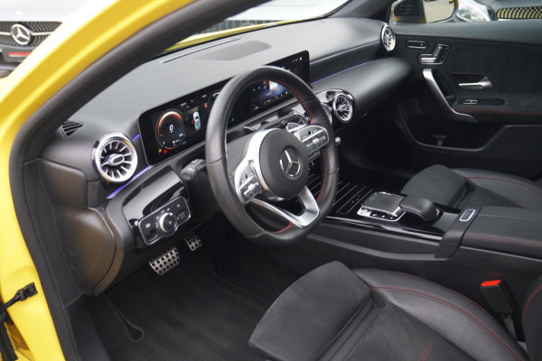 Mercedes-Benz A-Klasse 180 Premium Plus | AMG Pakket | Panorama | Leder/alcantara | Elektrisch verstelbare voorstoelen | LED | CAM Mercedes-Benz A-Klasse 180 Premium Plus | AMG Pakket | Panorama | Leder/alcantara | Elektrisch verstelbare voorstoelen | LED | CAM