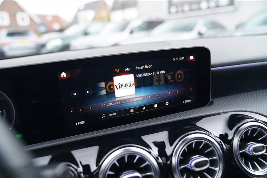 Mercedes-Benz A-Klasse 180 Premium Plus | AMG Pakket | Panorama | Leder/alcantara | Elektrisch verstelbare voorstoelen | LED | CAM Mercedes-Benz A-Klasse 180 Premium Plus | AMG Pakket | Panorama | Leder/alcantara | Elektrisch verstelbare voorstoelen | LED | CAM