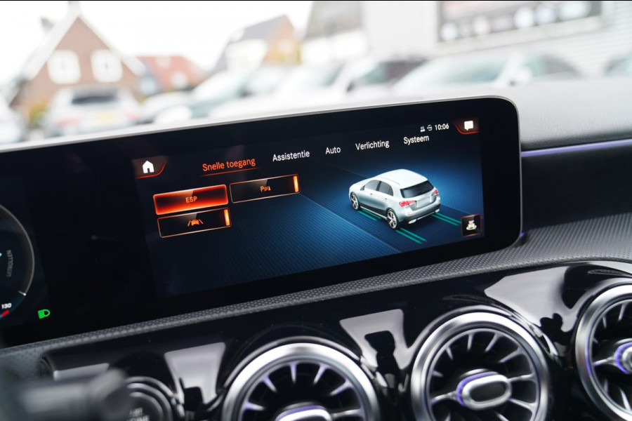 Mercedes-Benz A-Klasse 180 Premium Plus | AMG Pakket | Panorama | Leder/alcantara | Elektrisch verstelbare voorstoelen | LED | CAM Mercedes-Benz A-Klasse 180 Premium Plus | AMG Pakket | Panorama | Leder/alcantara | Elektrisch verstelbare voorstoelen | LED | CAM
