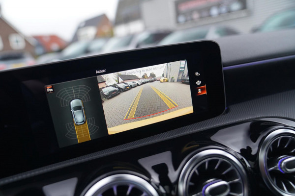 Mercedes-Benz A-Klasse 180 Premium Plus | AMG Pakket | Panorama | Leder/alcantara | Elektrisch verstelbare voorstoelen | LED | CAM Mercedes-Benz A-Klasse 180 Premium Plus | AMG Pakket | Panorama | Leder/alcantara | Elektrisch verstelbare voorstoelen | LED | CAM