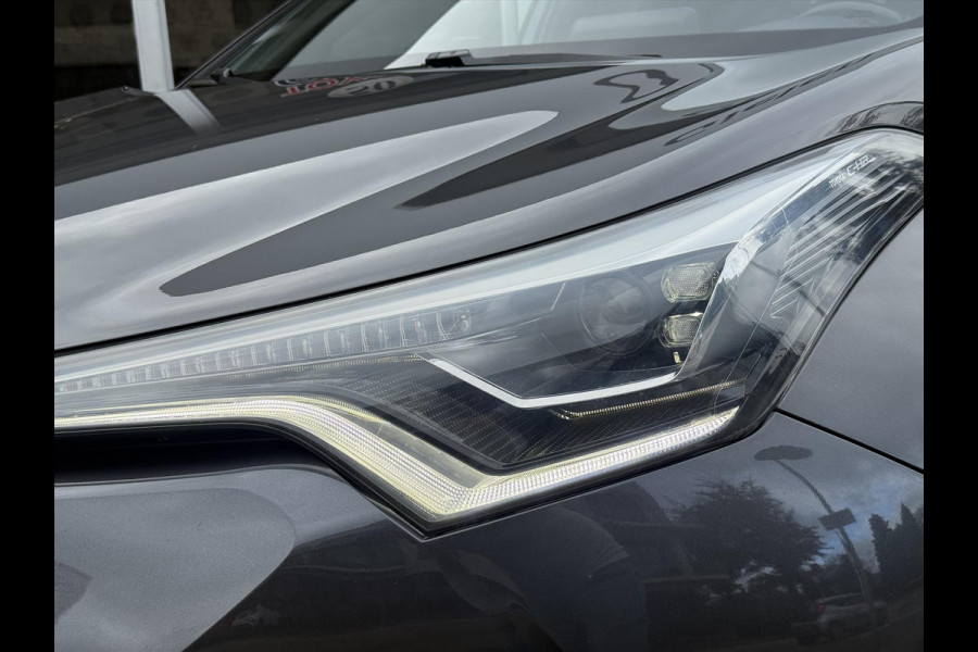 Toyota C-HR 1.8 Hybrid Bi-Tone Plus | Leer, Stoel + Stuurverwarming, Navigatie, Dodehoekherkenning, Parkeersensoren Toyota C-HR 1.8 Hybrid Bi-Tone Plus | Leer, Stoel + Stuurverwarming, Navigatie, Dodehoekherkenning, Parkeersensoren