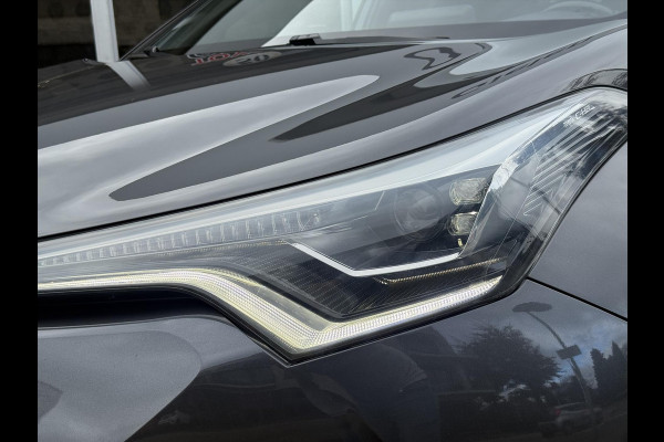 Toyota C-HR 1.8 Hybrid Bi-Tone Plus | Leer, Stoel + Stuurverwarming, Navigatie, Dodehoekherkenning, Parkeersensoren Toyota C-HR 1.8 Hybrid Bi-Tone Plus | Leer, Stoel + Stuurverwarming, Navigatie, Dodehoekherkenning, Parkeersensoren