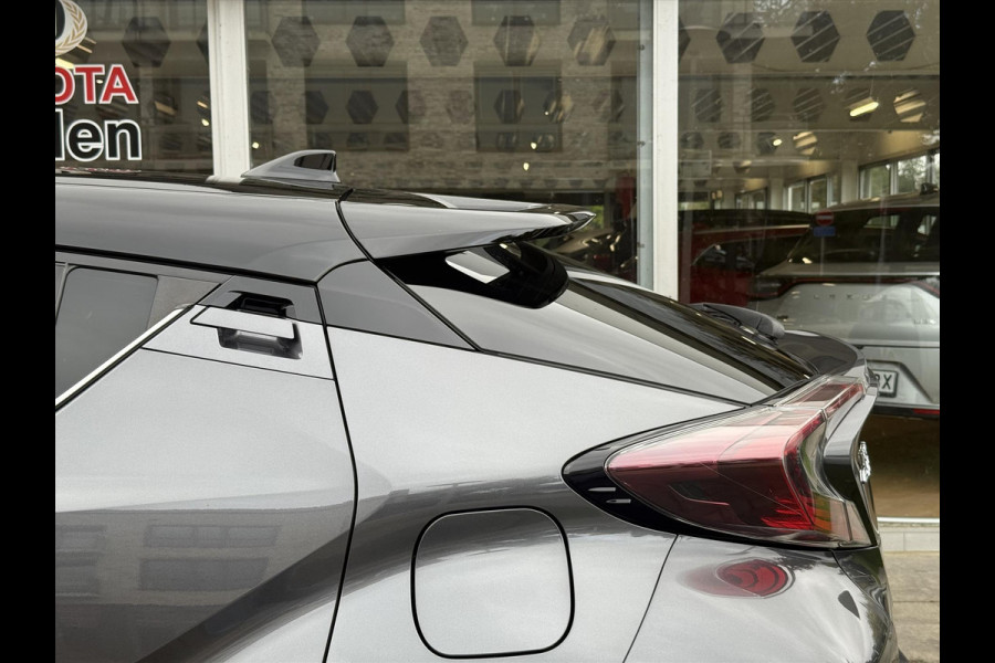 Toyota C-HR 1.8 Hybrid Bi-Tone Plus | Leer, Stoel + Stuurverwarming, Navigatie, Dodehoekherkenning, Parkeersensoren Toyota C-HR 1.8 Hybrid Bi-Tone Plus | Leer, Stoel + Stuurverwarming, Navigatie, Dodehoekherkenning, Parkeersensoren