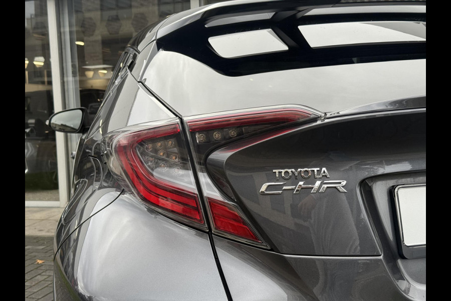 Toyota C-HR 1.8 Hybrid Bi-Tone Plus | Leer, Stoel + Stuurverwarming, Navigatie, Dodehoekherkenning, Parkeersensoren Toyota C-HR 1.8 Hybrid Bi-Tone Plus | Leer, Stoel + Stuurverwarming, Navigatie, Dodehoekherkenning, Parkeersensoren